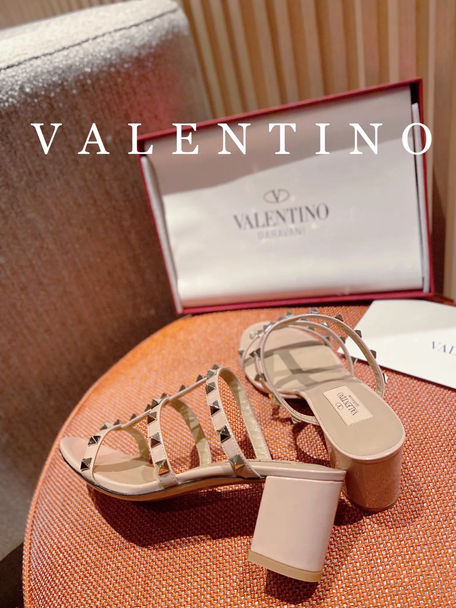 👟👟Ex-factory price 440👟👟 High-end quality 𝑉𝐴𝐿𝐸𝑁𝑇𝐼𝑁𝑂 Valentino ♡ͥ | Level🔍 The classic King flip flops are also so beautiful. The textured hardware brings out a full sense of luxury. After putting it on my feet, I was shocked that my feet looked slimmer! The new season lives up to expectations! Worth buying ★Imported cowhide is absolutely high-grade ❥Original method is absolutely sensual ❥Elegant style creates a different feeling🙈 Simple temperament style!  ♡ show bdetails ———————————— ⊿▸: Size｜35-40 (customized at 40.41.42) ⊿▸: Material｜Imported cowhide ⊿▸: Material | Padded sheepskin ���▸: Material | Italian🇮🇹 genuine leather outsole ⊿▸: Heel height｜6cm